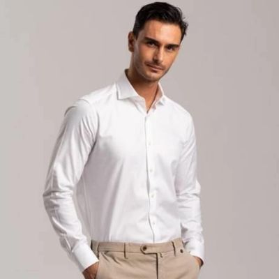 Uomo con camicia bianca regular fit